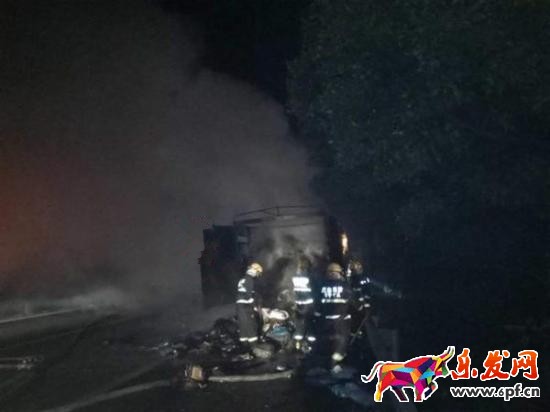 雙11快遞貨車突發大火.jpg
